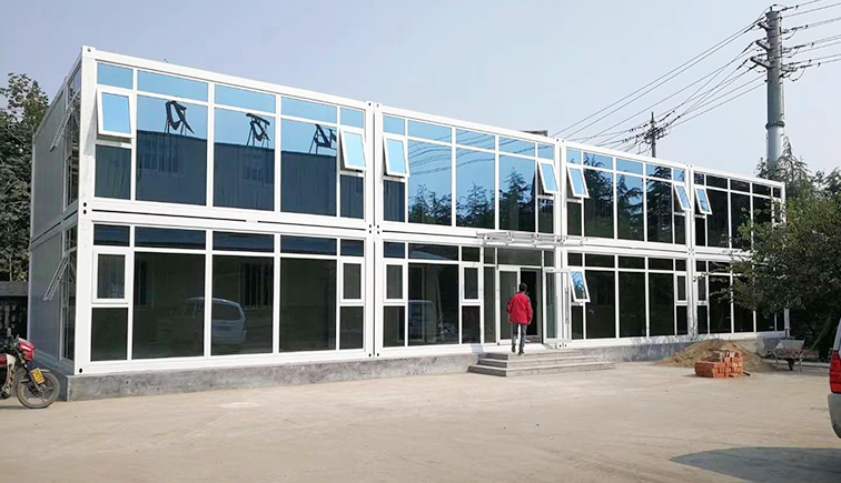 <b>國產(chǎn)航母艦體疑似重新刷漆 甲板仍擺放活動板房</b>