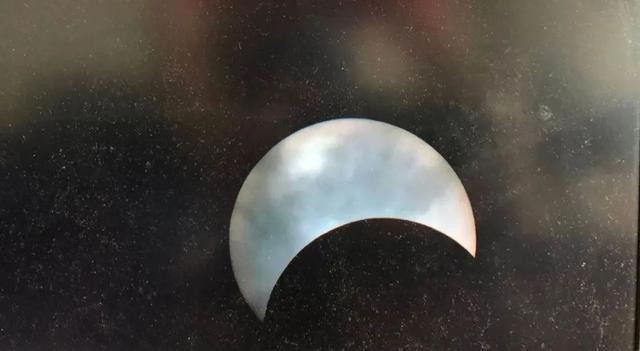 <b>乘客坐飛機拍到日環(huán)食【活動板房廠家】</b> <b>乘客坐飛機拍到日環(huán)食【活動板房廠家】</b>